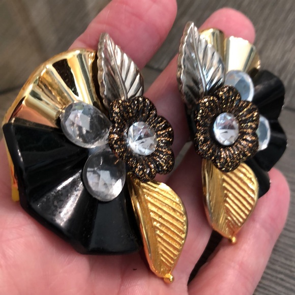 Vintage 80’s - 90’s Acrylic Gem & Flower Cluster Clip Earring Black & Gold - Picture 13 of 14
